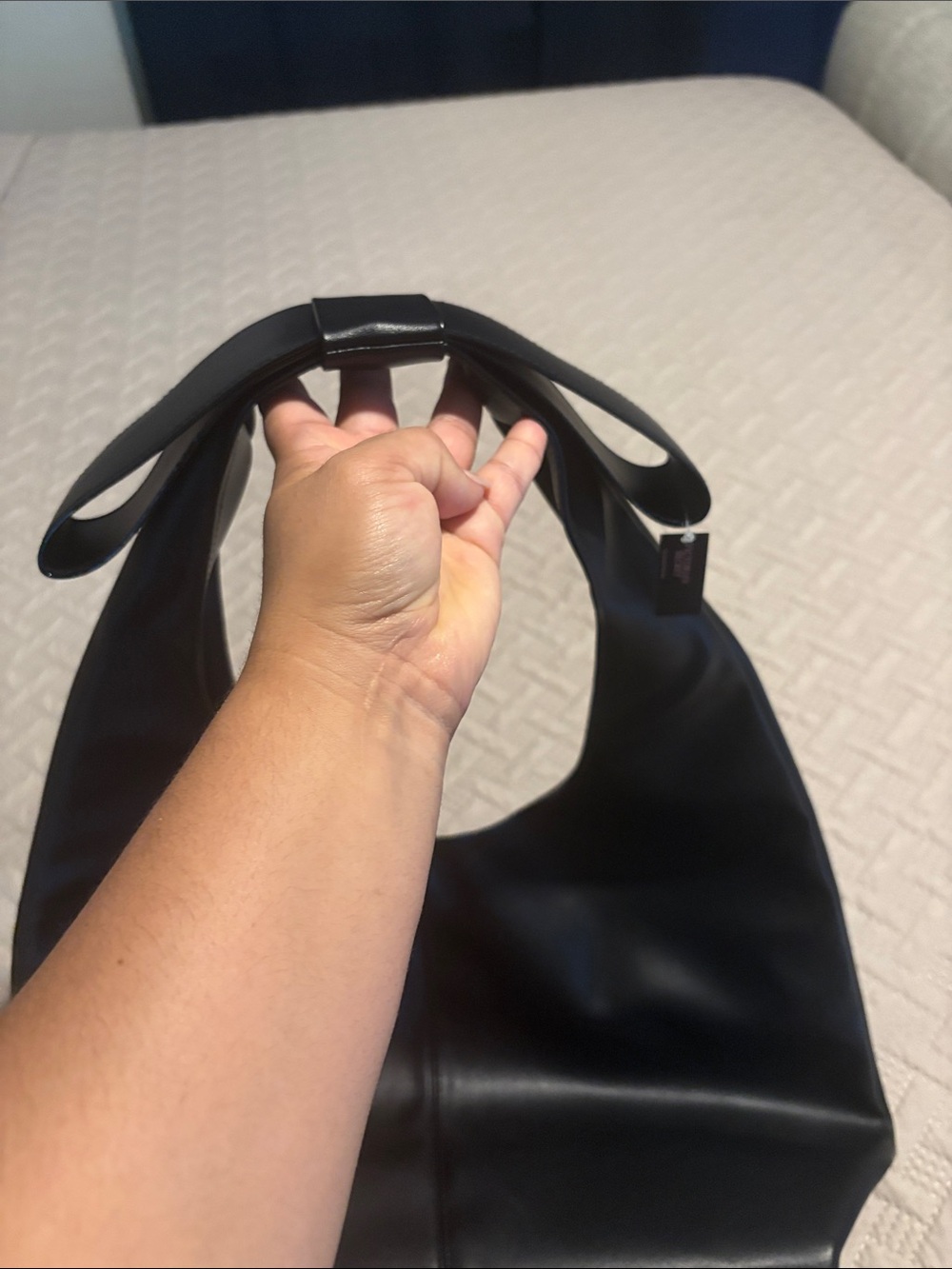 VS Black Women’s Shoulder Bag - Sleek Everyday Carry - Picture 3 of 3
